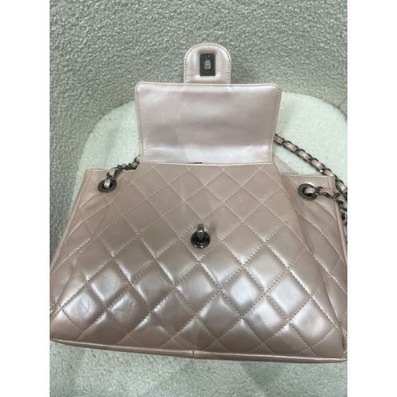 Chanel Accordion Flap Bag in Blush Pink Glazed Calfskin - Picture 3 of 6